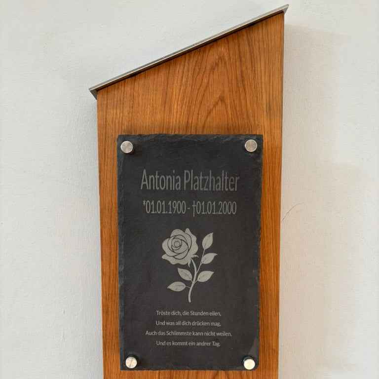 Personalisierte Stele aus geölter Eiche mit Edelstahl-Wetterschutzhaube