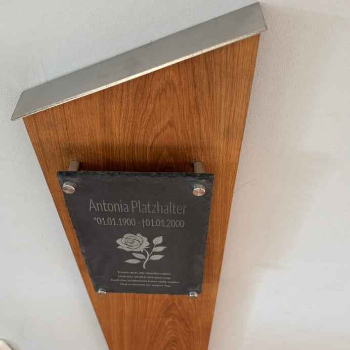 Personalisierte Stele aus geölter Eiche mit Edelstahl-Wetterschutzhaube