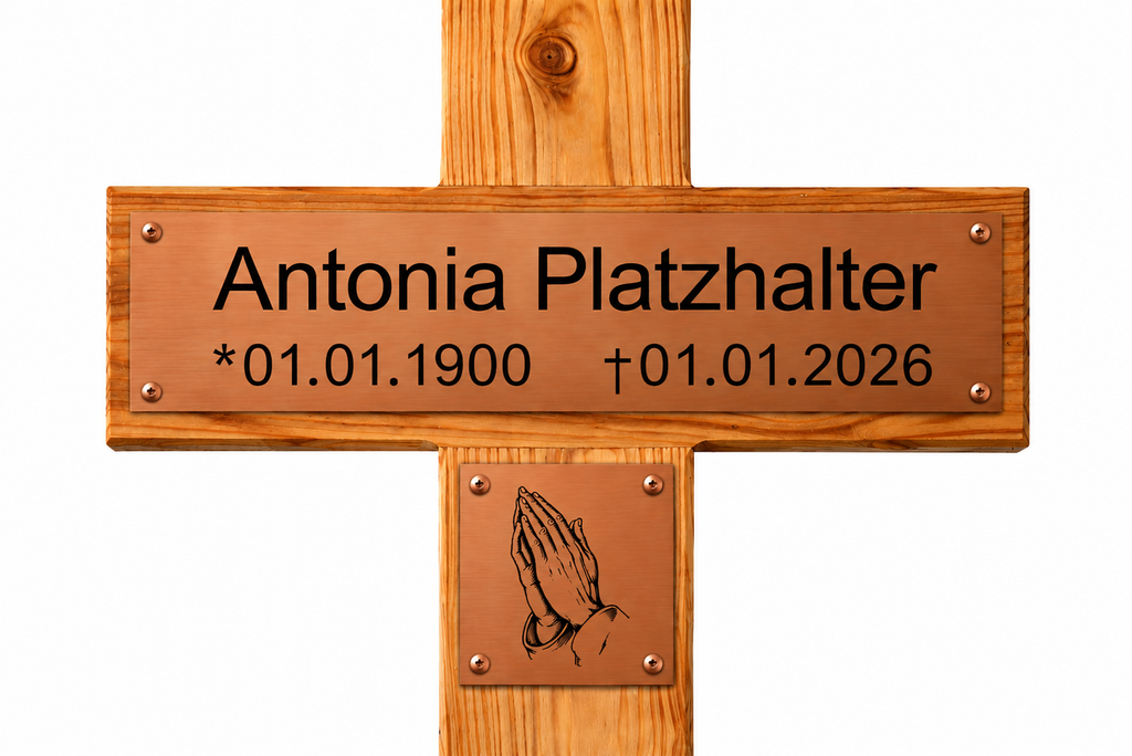 Grabkreuz aus Holz mit bronzefarbenem Schild, graviert mit Name "Antonia Platzhalter" und Geburts-/Sterbedatum, unten kleines Schild mit betenden Händen