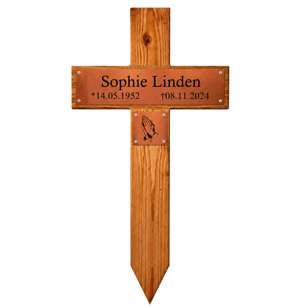 Holzkreuz mit spitz zulaufendem Fuß, bronzefarbenem Namensschild „Sophie Linden“, Geburtsdatum 14.05.1952, Sterbedatum 08.11.2024 und kleiner Plakette mit betenden Händen.