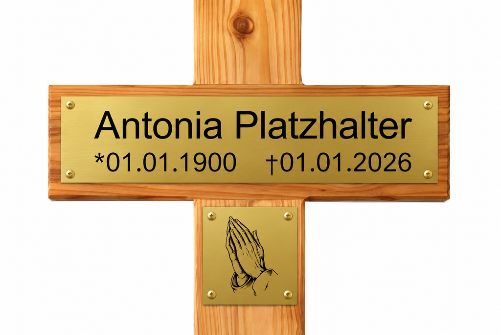 Grabkreuz aus Holz mit goldfarbenem Schild, graviert mit Name "Antonia Platzhalter" und Geburts-/Sterbedatum, unten Symbol betende Hände