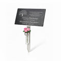 Grabschild aus Schiefer mit Lebensbaum-Gravur links, Doppelnamen "Antonia Platzhalter" und "Maximilian Platzhalter" mit Geburts- und Sterbedatum, montiert auf Edelstahlhalter mit Vase und rosa Blumen