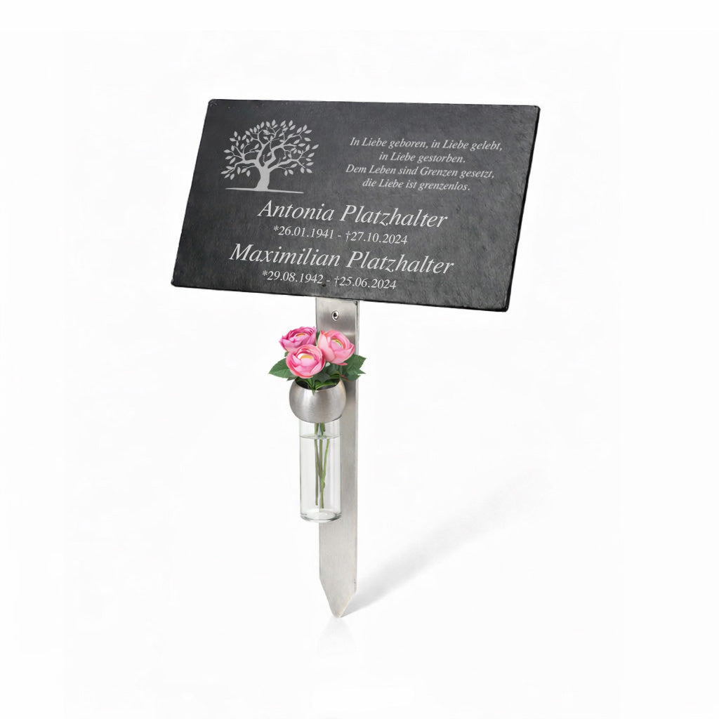 Grabschild aus Schiefer mit Lebensbaum-Gravur links, Doppelnamen "Antonia Platzhalter" und "Maximilian Platzhalter" mit Geburts- und Sterbedatum, montiert auf Edelstahlhalter mit Vase und rosa Blumen