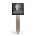 Personalisierte Gedenktafel aus Schiefer mit Foto einer Frau, Name und Lebensdaten auf Edelstahl-Grabstecker
