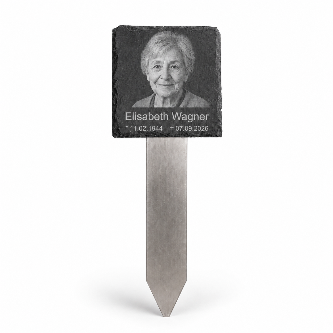 Personalisierte Gedenktafel aus Schiefer mit Foto einer Frau, Name und Lebensdaten auf Edelstahl-Grabstecker