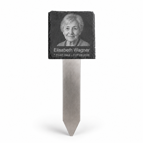 Personalisierte Gedenktafel aus Schiefer mit Foto einer Frau, Name und Lebensdaten auf Edelstahl-Grabstecker
