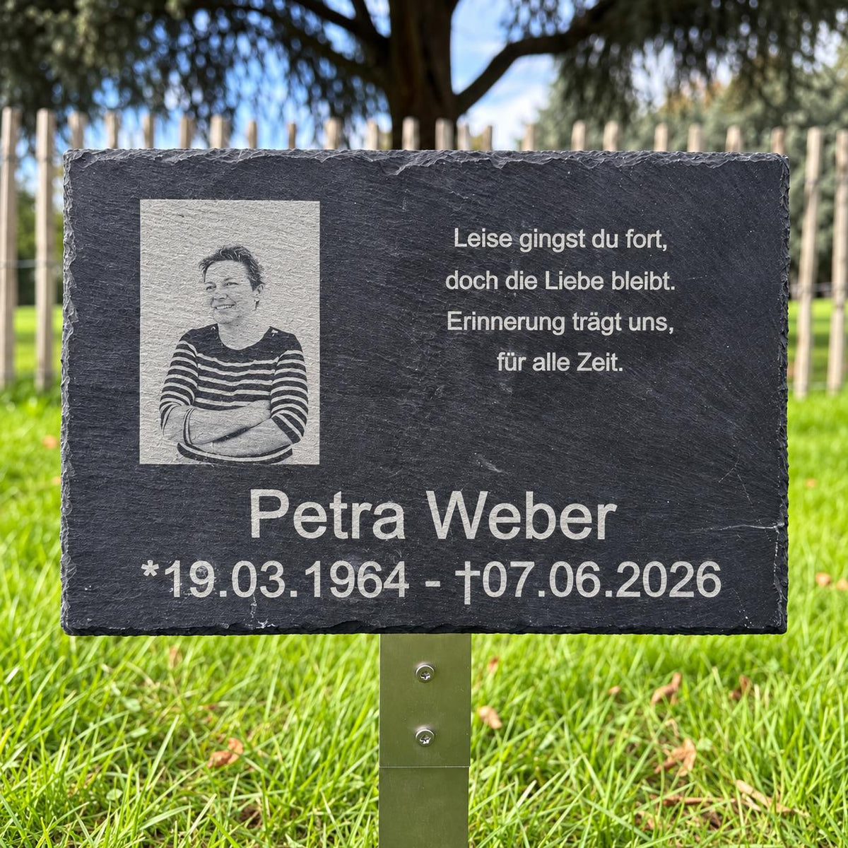 Gedenktafel aus Naturschiefer mit persönlichem Foto, Gravur, Name und Lebensdaten auf Edelstahlhalter im Garten