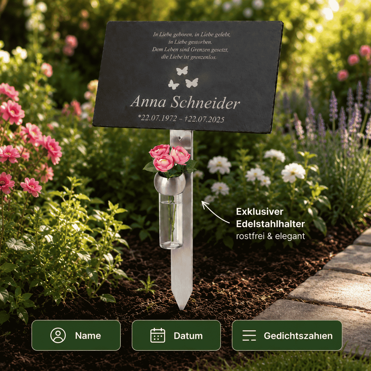 Individuell gestaltbare Grabtafel "Anna Schneider" im Blumenbeet mit Edelstahlhalter und Glasvase – personalisierbar mit Name, Datum und Gedichtszeilen
