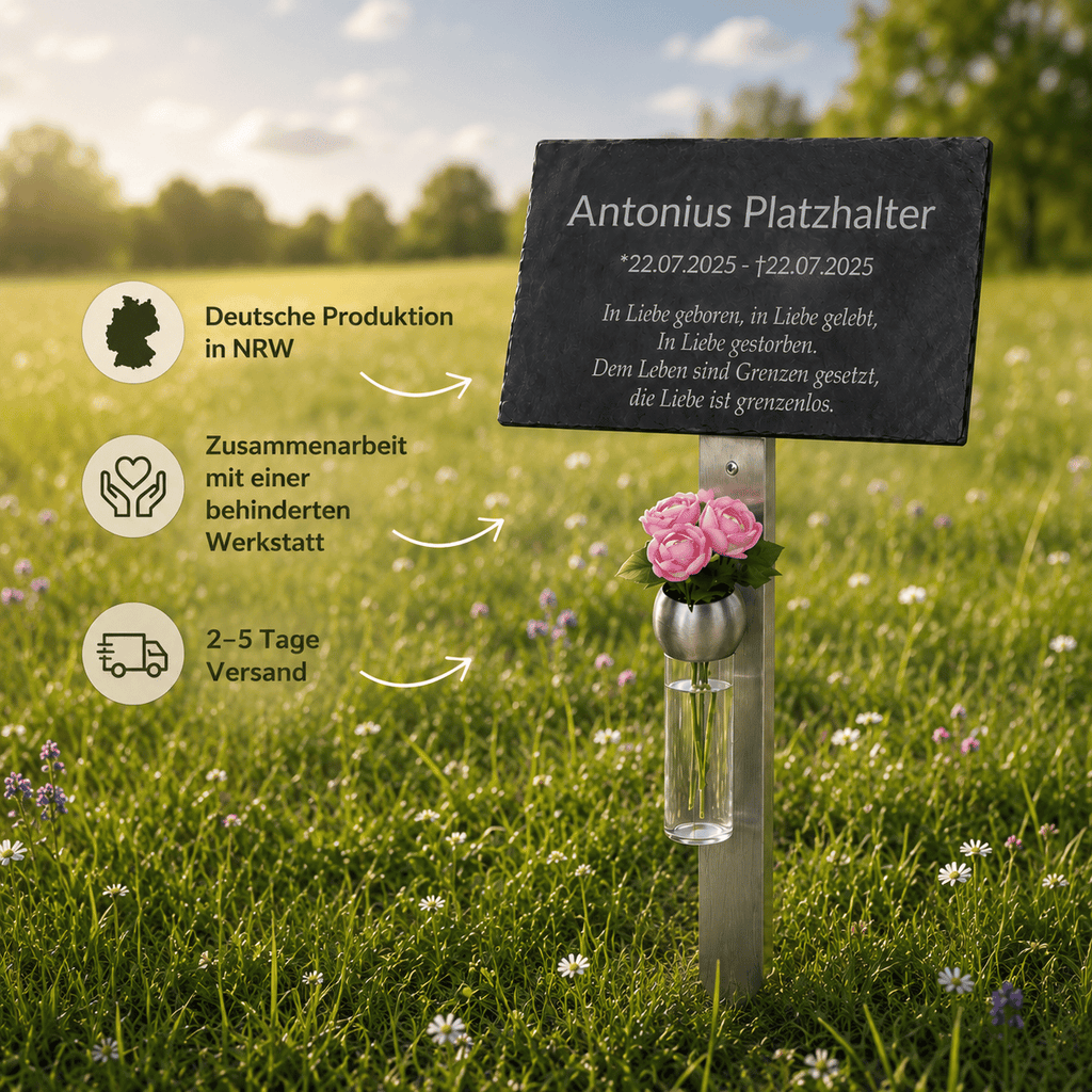 Personalisierte Schiefer-Gedenktafel auf Blumenwiese mit Hinweisen zu deutscher Produktion in NRW, Zusammenarbeit mit Behindertenwerkstatt und 2-5 Tage Versand