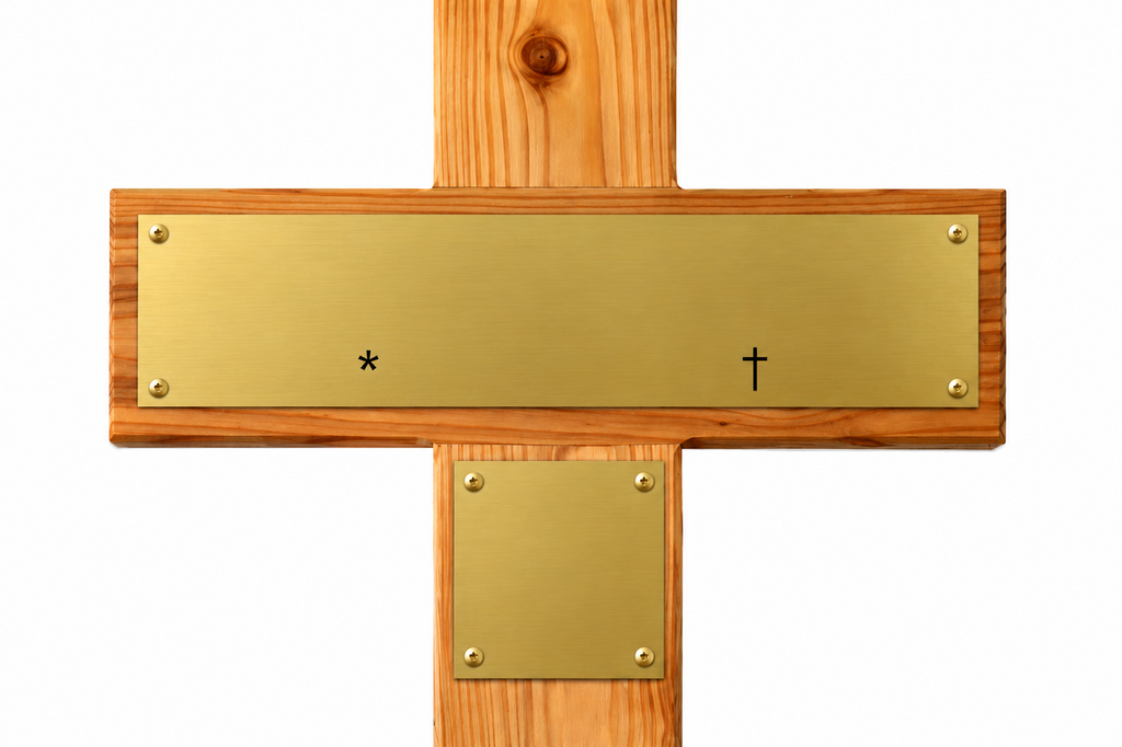 Leeres Holzgrabkreuz mit goldfarbenem Schild ohne Gravur, nur Stern- und Kreuzsymbol sichtbar