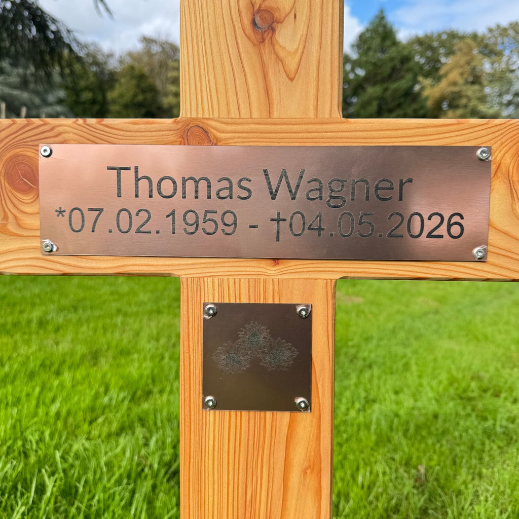Personalisiertes Grabkreuz aus Lärchenholz mit graviertem Namensschild und Sonnenblumenmotiv auf Metallschild
