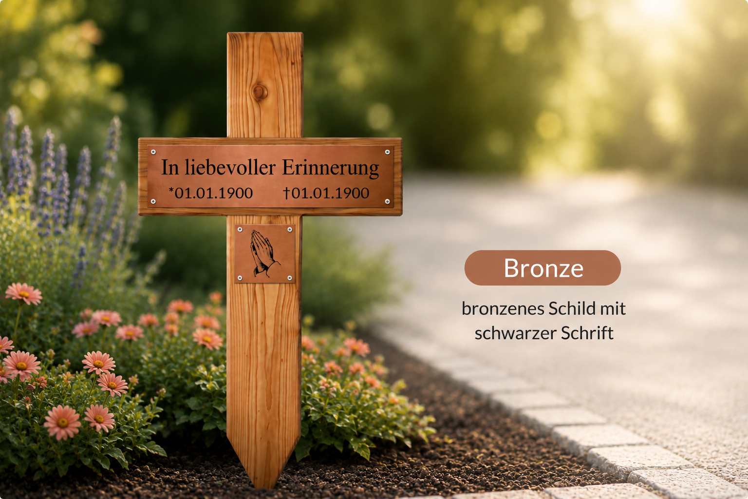 Holzgrabkreuz mit bronzefarbenem Schild "In liebevoller Erinnerung" im Blumenbeet, Produktvariante Bronze mit schwarzer Schrift