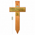 Holzgrabkreuz mit goldfarbenem Namensschild "Emma Mustername" inklusive Maßangaben 80 cm Höhe und 40 cm Breite