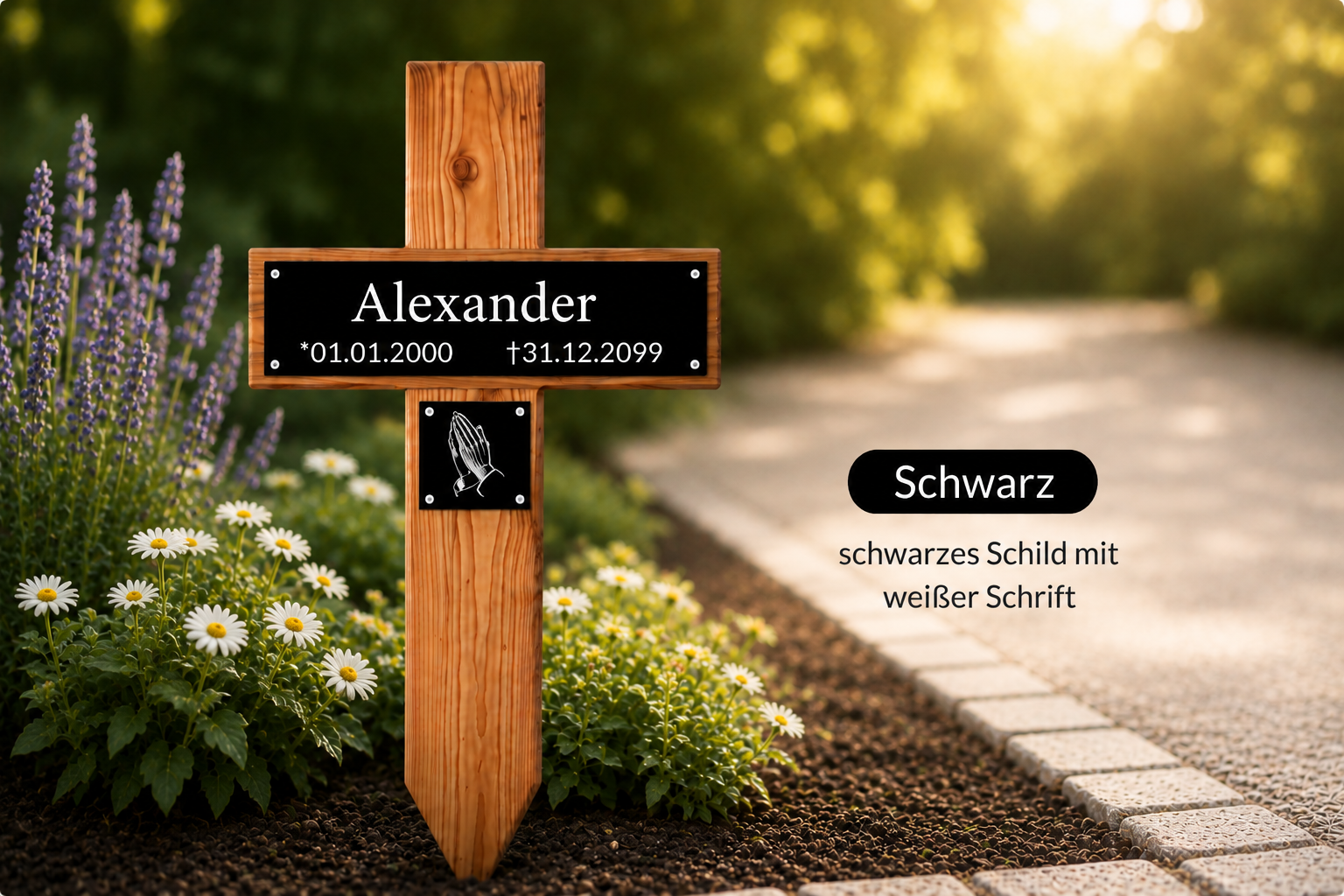 Holzgrabkreuz mit schwarzem Schild "Alexander" im Blumenbeet, Produktvariante Schwarz mit weißer Schrift