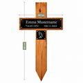 Holzgrabkreuz mit schwarzem Namensschild "Emma Mustername" und weißer Schrift, inklusive Maßangaben 80 cm Höhe und 40 cm Breite