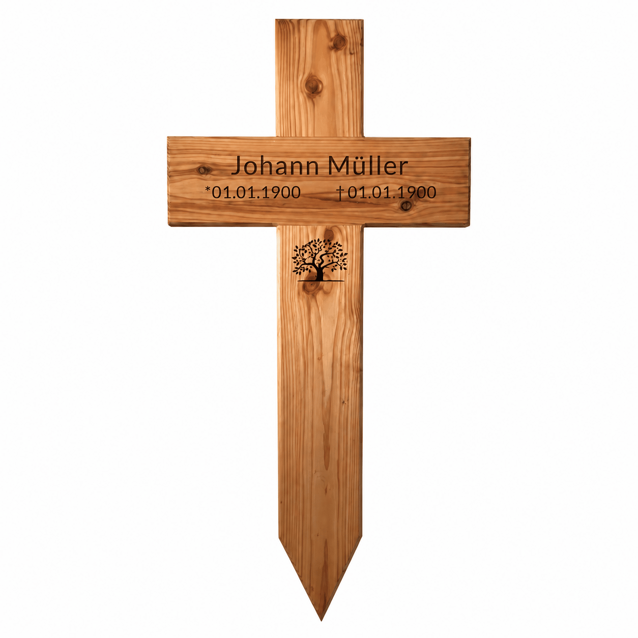 „Holzkreuz mit spitz zulaufendem Fuß, eingraviertem Namen ‚Johann Müller‘, Geburts- und Sterbedatum sowie einem Baum-Motiv auf weißem Hintergrund.