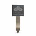 Personalisierter Grabstecker mit Schiefertafel, Sonnenblumenmotiv, Name und Lebensdaten auf Edelstahl-Erdspieß vor weißem Hintergrund.