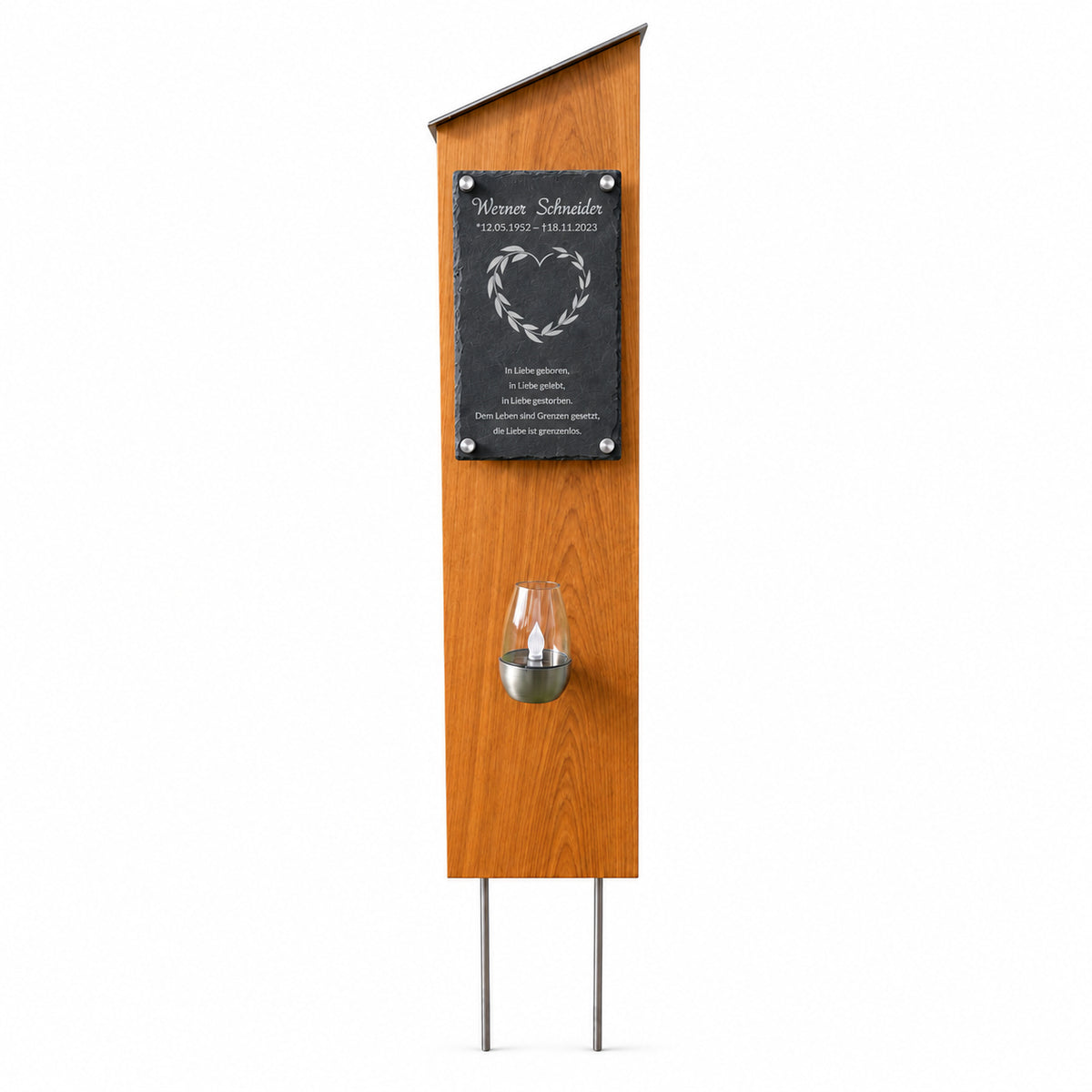 Grabstele aus Eiche mit personalisierter Schiefertafel, Blätterherz-Motiv, Name, Lebensdaten und Grabspruch sowie Grableuchte vor weißem Hintergrund.