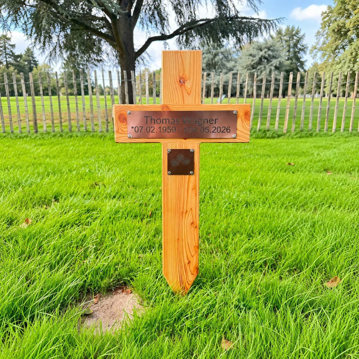 Personalisiertes Holzkreuz für das Grab mit Namensgravur und Sonnenblumenmotiv, hergestellt in Deutschland