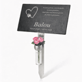 Schwarze Gedenktafel für Balou auf einem Edelstahl-Erdspieß mit kleiner Glasvase und rosa Blumen. Auf der Tafel sind ein Herz mit Pfotenabdruck, ein vierzeiliger deutscher Gedenkspruch sowie der Name „Balou“ und die Lebensdaten eingraviert.
