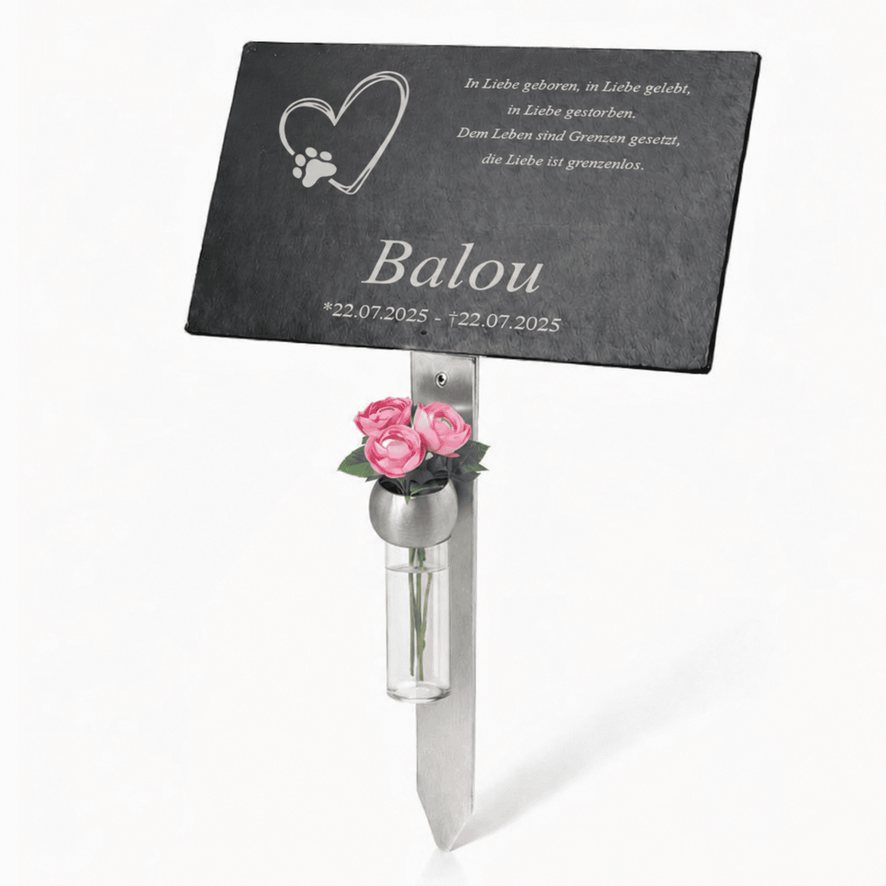 Schwarze Gedenktafel für Balou auf einem Edelstahl-Erdspieß mit kleiner Glasvase und rosa Blumen. Auf der Tafel sind ein Herz mit Pfotenabdruck, ein vierzeiliger deutscher Gedenkspruch sowie der Name „Balou“ und die Lebensdaten eingraviert.