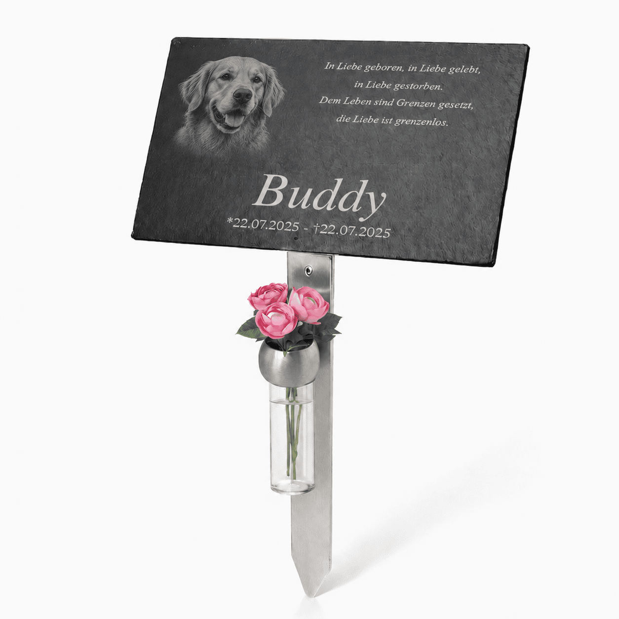 Personalisierter Hunde-Grabstein mit schwarzer rechteckiger Gedenktafel. Darauf sind das Porträt eines Golden Retrievers, der Name „Buddy“, Gedenkdaten und ein deutscher Trauerspruch eingraviert. Die Tafel ist an einem silberfarbenen Metallstab befestigt; darunter befindet sich eine kleine Vase mit rosa Rosen.