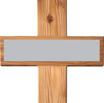 Holzgrabkreuz mit leerer grauer Metallplatte, freigestellt vor transparentem Hintergrund
