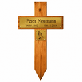 Holzkreuz mit spitz zulaufendem Fuß, goldfarbenem Namensschild „Peter Neumann“, Geburtsdatum 14.05.1952, Sterbedatum 08.11.2024 und kleiner goldfarbener Plakette mit betenden Händen.