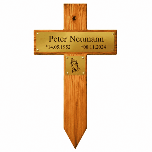 Holzkreuz mit spitz zulaufendem Fuß, goldfarbenem Namensschild „Peter Neumann“, Geburtsdatum 14.05.1952, Sterbedatum 08.11.2024 und kleiner goldfarbener Plakette mit betenden Händen.