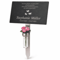 Personalisierter Grabstecker mit schwarzer Gedenktafel, Schmetterlingsmotiv, Edelstahlspieß und Blumenvase