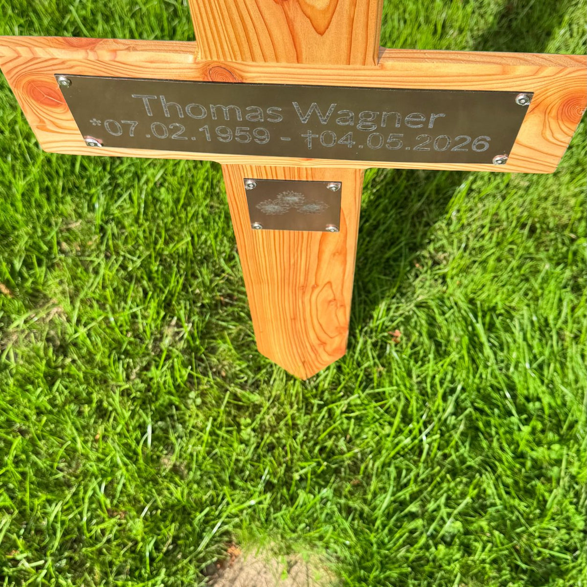 Personalisiertes Grabkreuz aus Holz mit graviertem Metallschild und Wunschmotiv in der Seitenansicht
