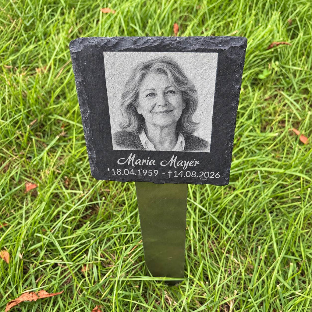 Personalisierte Schiefer-Gedenktafel mit Frauenporträt, Namen und Lebensdaten auf Edelstahlhalter im Garten