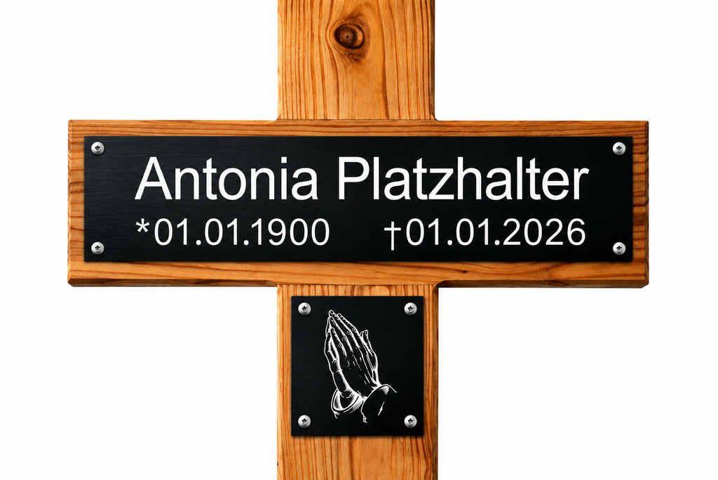 Grabkreuz aus Holz mit schwarzem Schild, graviert mit Name "Antonia Platzhalter" und Geburts-/Sterbedatum in weißer Schrift, unten Symbol betende Hände