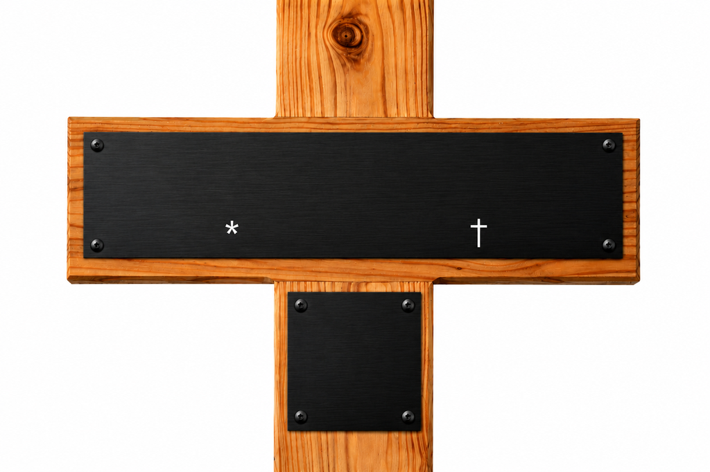 Leeres Holzgrabkreuz mit schwarzem Schild ohne Gravur, nur Stern- und Kreuzsymbol in weißer Schrift sichtbar