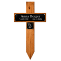 Holzkreuz mit spitz zulaufendem Fuß, schwarzem Namensschild „Anna Berger“, Geburtsdatum 14.05.1952, Sterbedatum 08.11.2024 und kleiner Plakette mit betenden Händen.