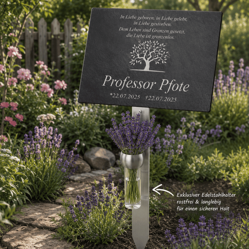 Tier-Gedenktafel im Garten zwischen Lavendel mit rostfreiem Edelstahlhalter und Blumenvase
