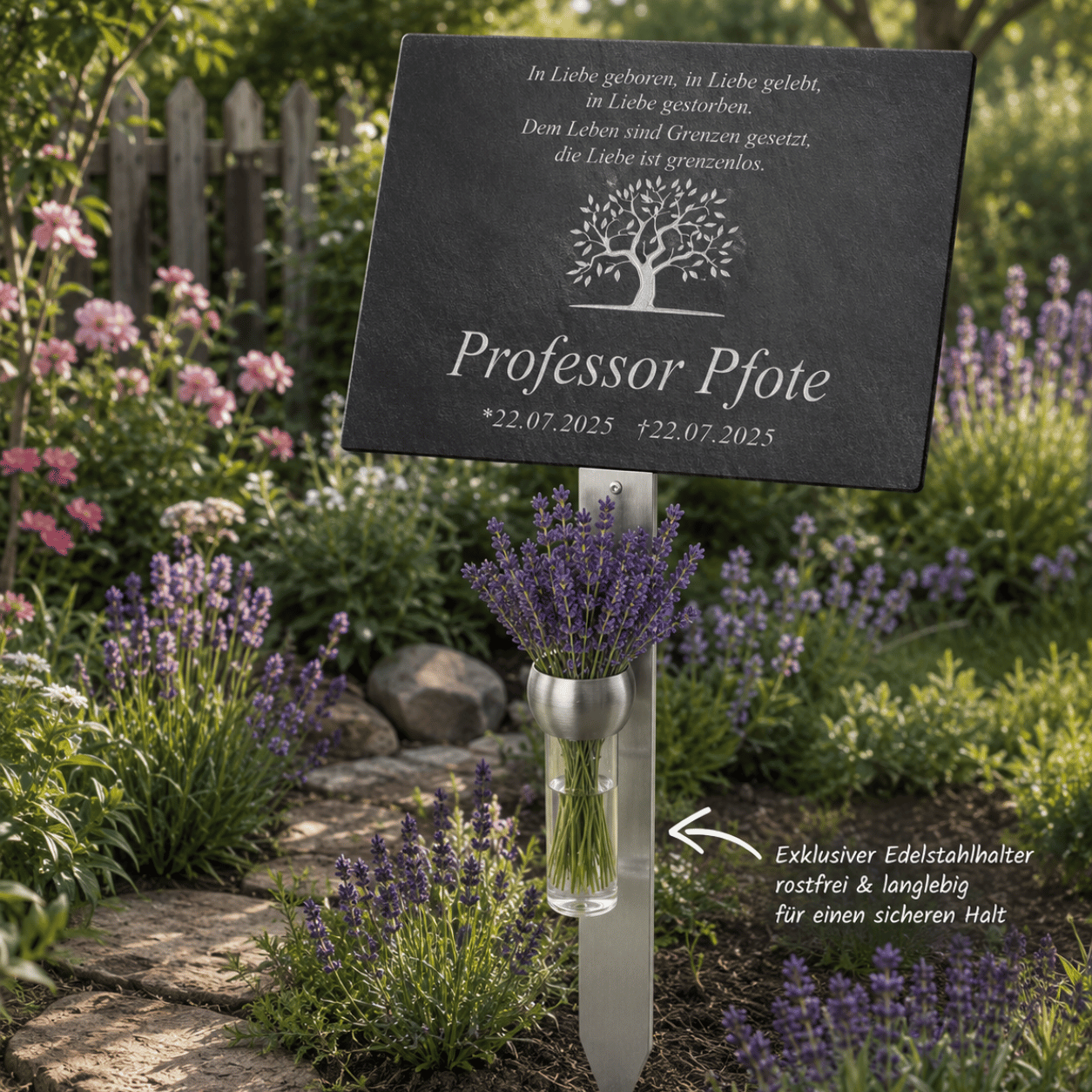 Tier-Gedenktafel im Garten zwischen Lavendel mit rostfreiem Edelstahlhalter und Blumenvase