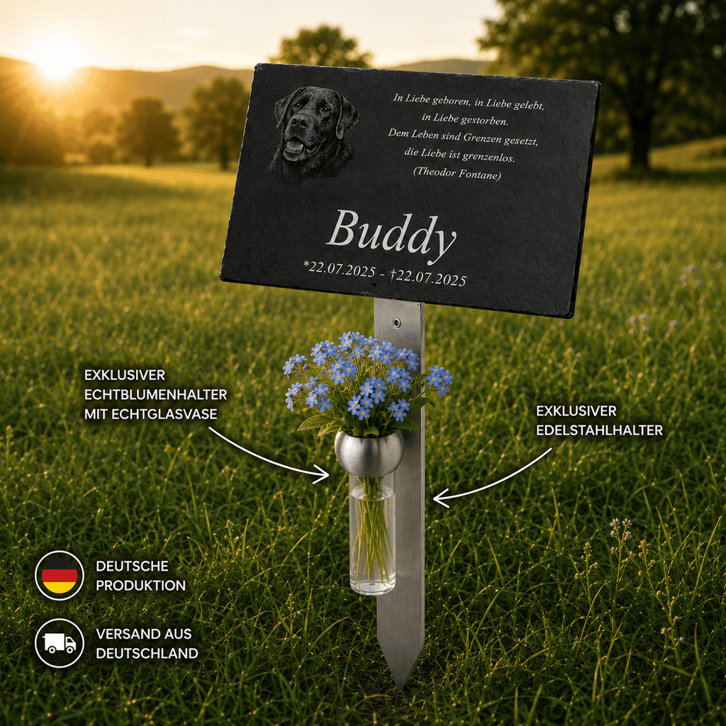 Tier-Gedenktafel mit Hunde-Wunschfoto Gravur, Echtblumenhalter und Edelstahlhalter auf Wiese bei Sonnenuntergang