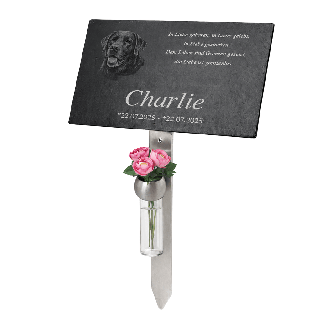 Schwarze Tier-Gedenktafel auf einem Edelstahl-Erdspieß mit integrierter Glasvase und rosa Blumen. Auf der Tafel sind ein Hundeporträt, ein vierzeiliger deutscher Gedenkspruch sowie der Name „Charlie“ und die Lebensdaten eingraviert.