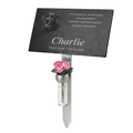 Schwarze Tier-Gedenktafel auf einem Edelstahl-Erdspieß mit integrierter Glasvase und rosa Blumen. Auf der Tafel sind ein Hundeporträt, ein vierzeiliger deutscher Gedenkspruch sowie der Name „Charlie“ und die Lebensdaten eingraviert.