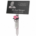 Personalisierter Grabstecker mit Fotogravur, schwarzer Schiefer-Gedenktafel, Edelstahlspieß, Blumenvase und rosa Rosen.