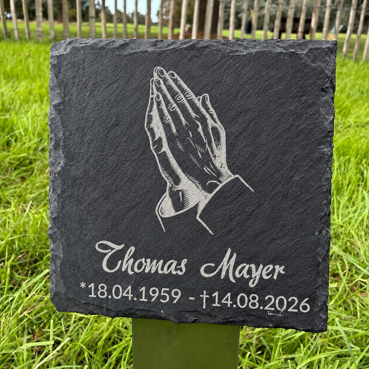Schiefer-Gedenktafel mit betenden Händen, personalisiert mit Name und Datum für das Grab