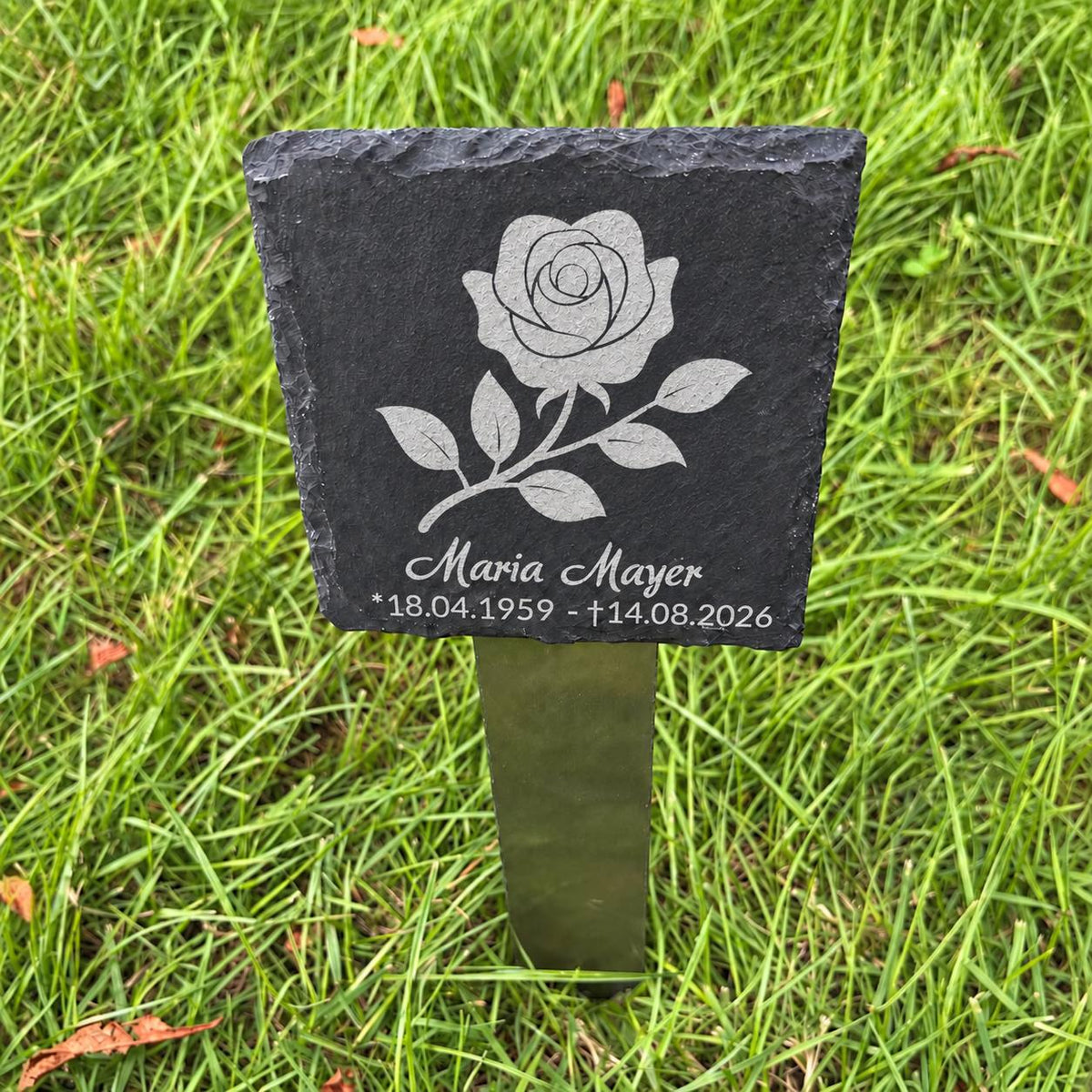Personalisierte Gedenktafel aus Naturschiefer mit Rosen-Motiv, Name und Datum auf Edelstahlhalter
