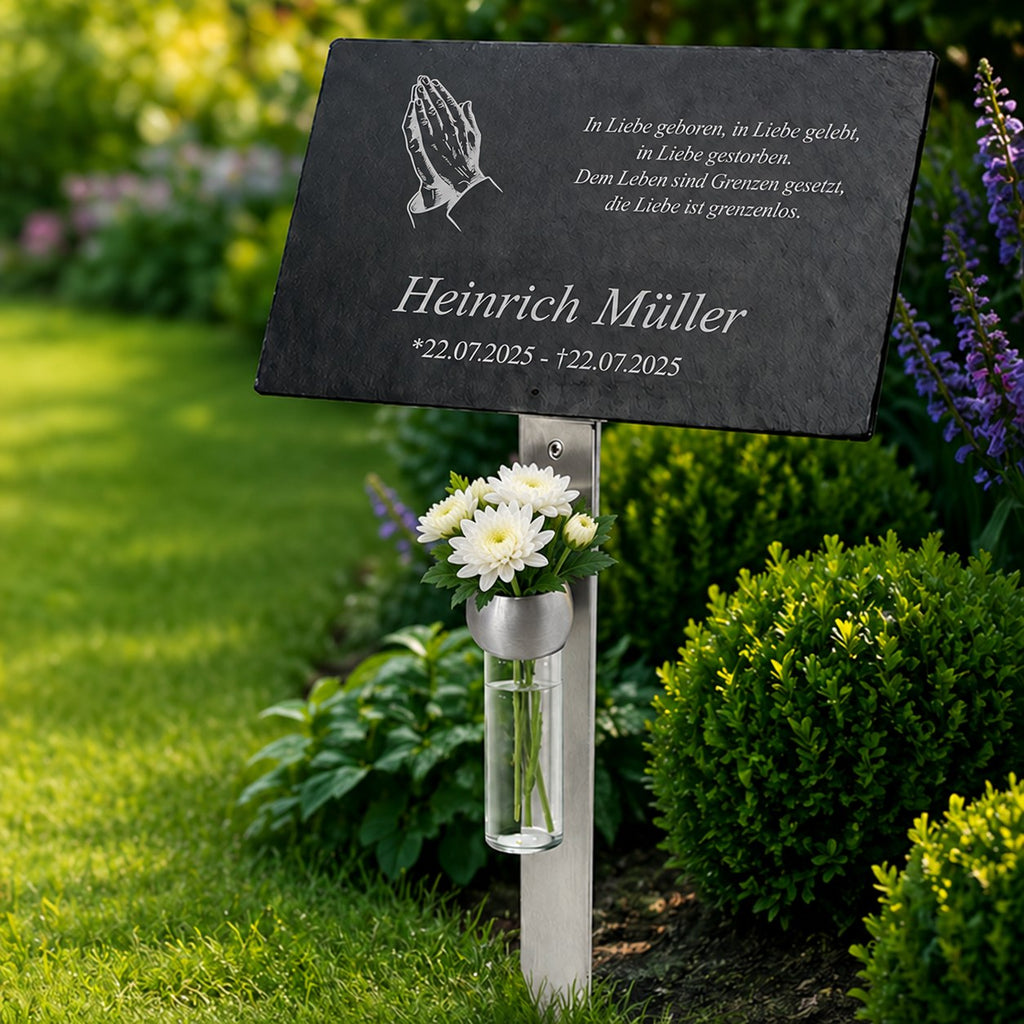 Personalisierte Schiefer-Gedenktafel für Heinrich Müller mit betenden Händen und weißen Chrysanthemen in einer Glasvase.
