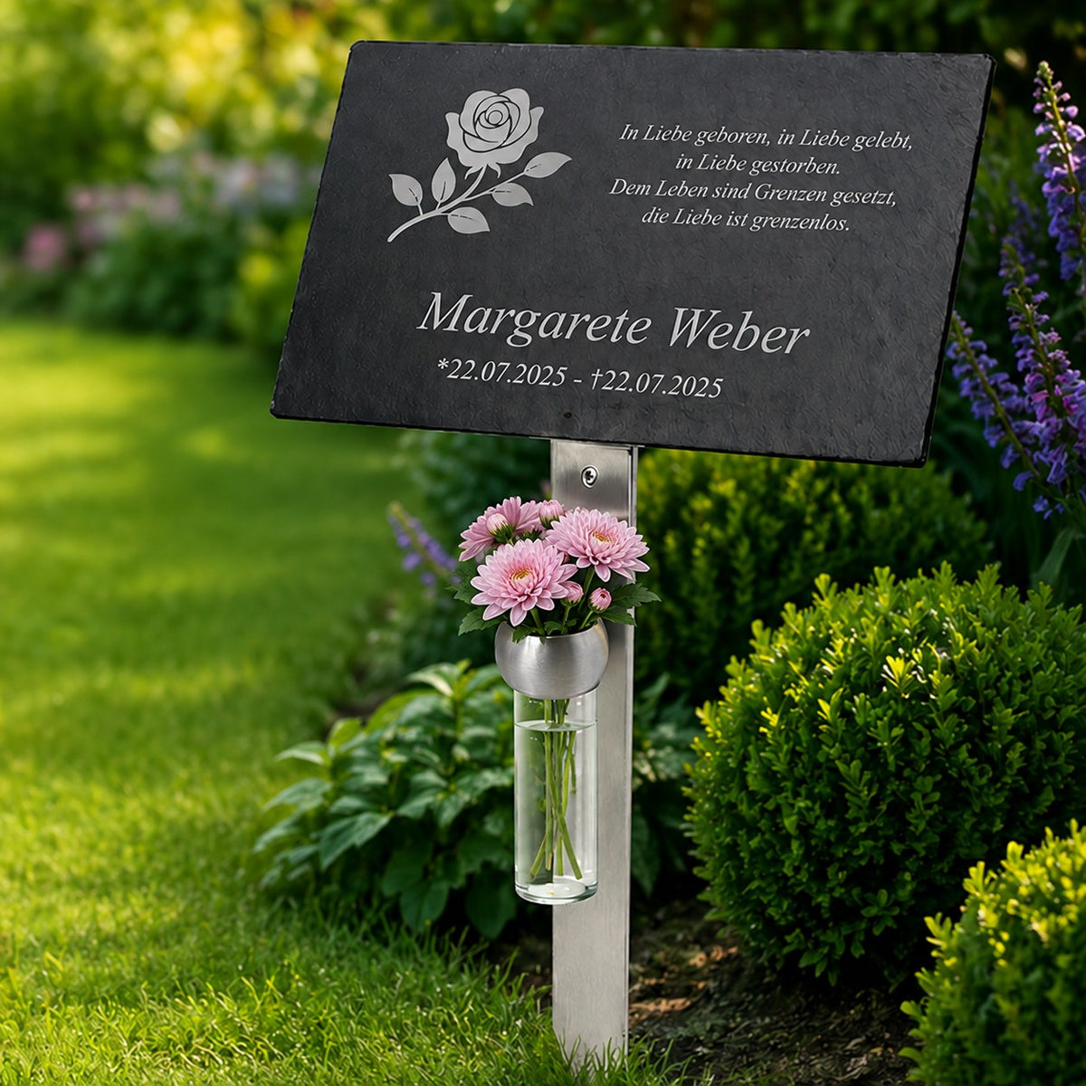 Personalisierte Schiefer-Gedenktafel für Margarete Weber mit Rosenmotiv und rosa Chrysanthemen in einer Glasvase.