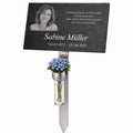 Personalisierte Gedenktafel aus Naturschiefer mit Foto, Name und Gedicht, Edelstahlhalter und Vase mit blauen Vergissmeinnicht-Blumen.