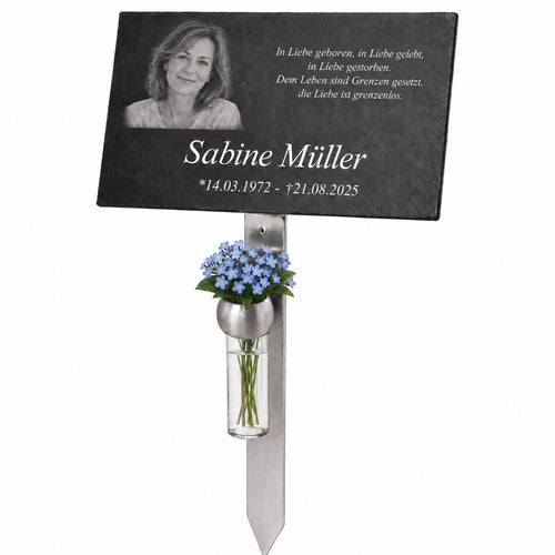 Personalisierte Gedenktafel aus Naturschiefer mit Foto, Name und Gedicht, Edelstahlhalter und Vase mit blauen Vergissmeinnicht-Blumen.