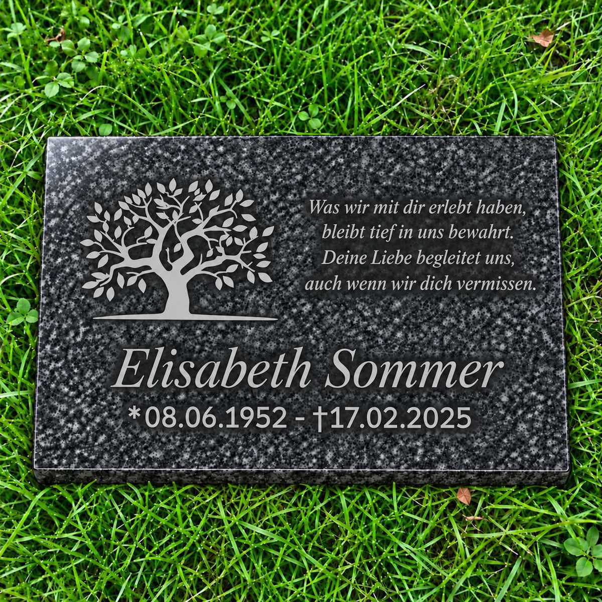 Graue Granit-Gedenktafel Impala mit hellgrauem Lebensbaum sowie Name, Datum und Gedicht in Hellgrau auf grünem Rasen.
