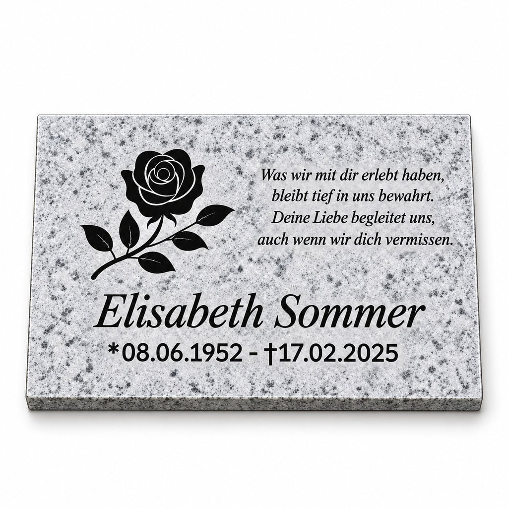 Personalisierte Granit-Gedenktafel Padang Cristallo mit schwarzer Rose, Name, Datum und Gedicht vor weißem Hintergrund.