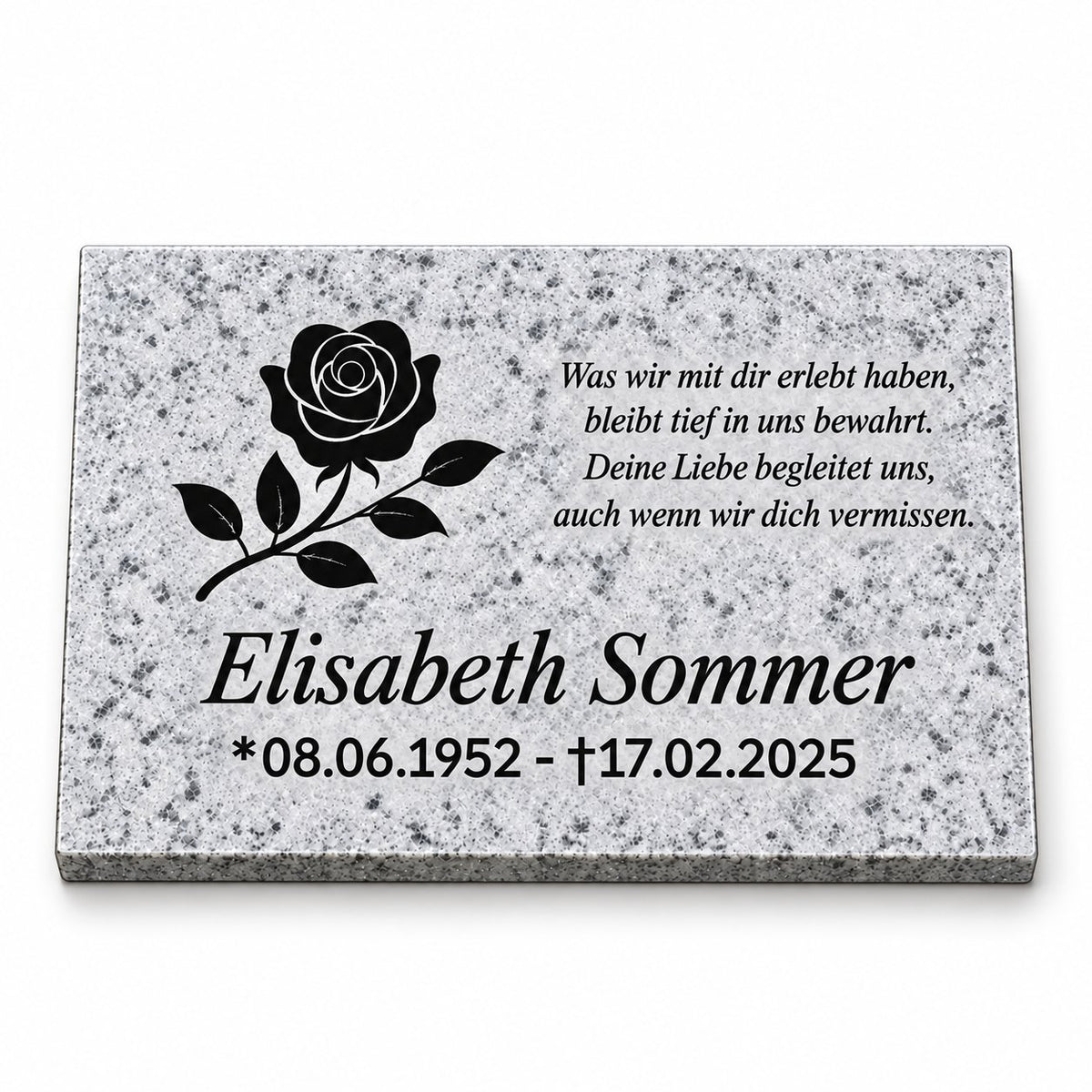 Personalisierte Granit-Gedenktafel Padang Cristallo mit schwarzer Rose, Name, Datum und Gedicht vor weißem Hintergrund.
